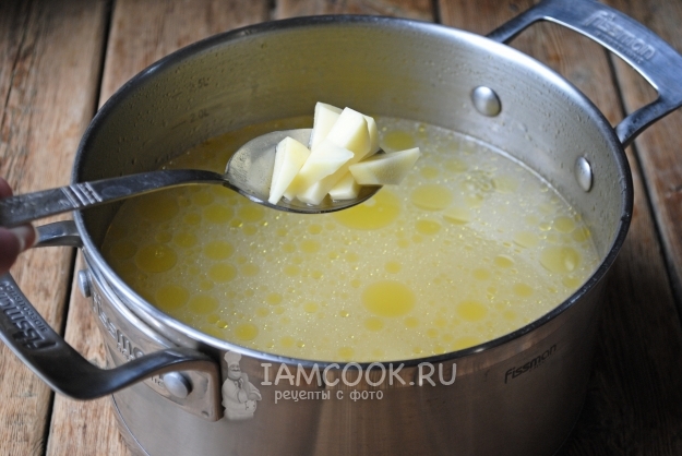 Положить картофель в суп