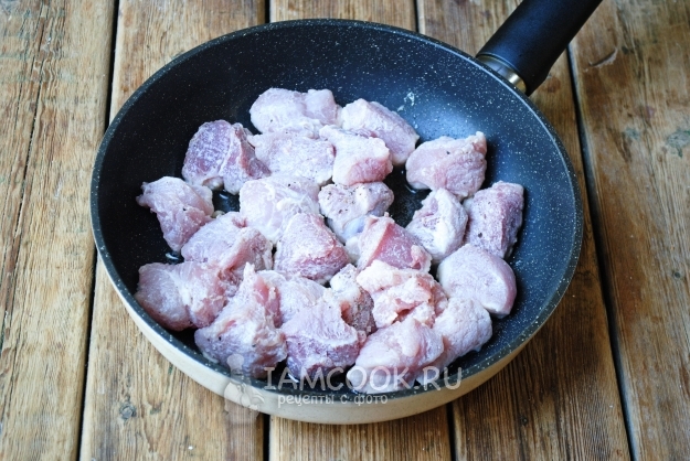 Положить мясо на сковороду