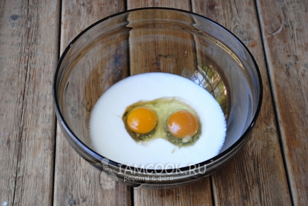 Соединить кефир и яйца