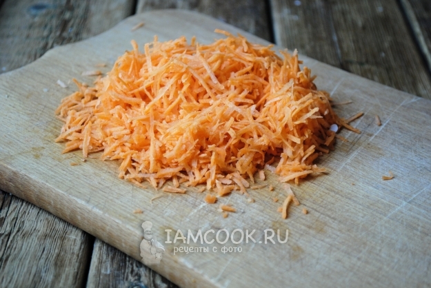 Натереть морковь