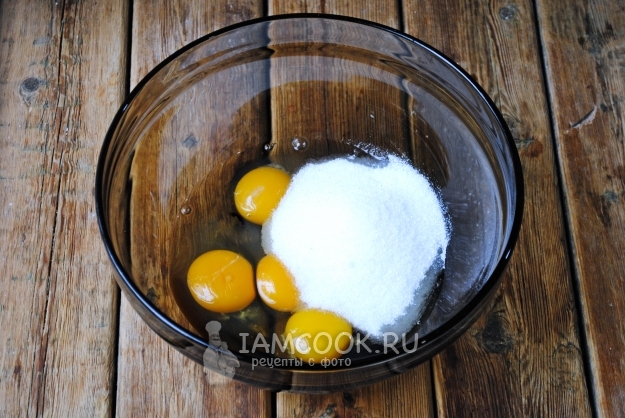 Соединить яйца с сахаром