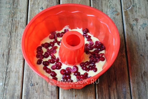 Положить вишню на тесто