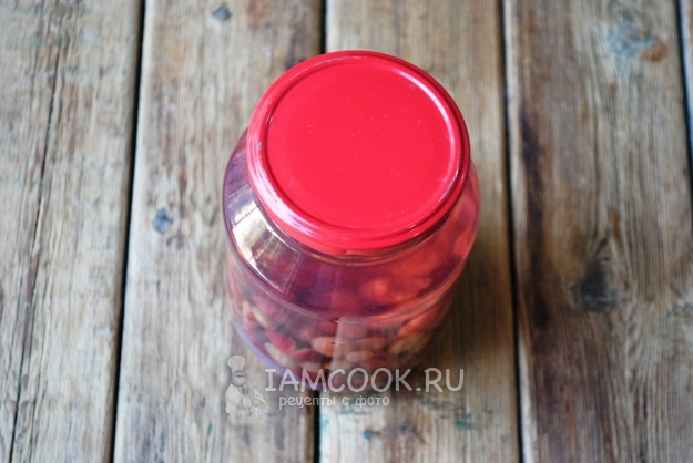 Закатать банку крышкой