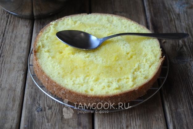 Пропитать коржи сиропом