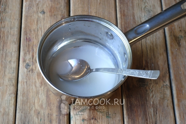 Соединить воду с сахаром