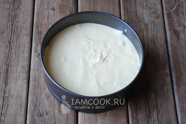 Перелить тесто в форму