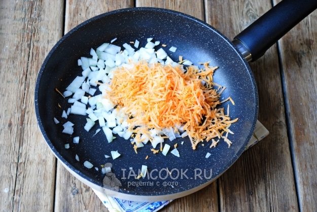 Положить на сковороду лук и морковь
