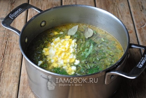 Добавить щавель, яйца и лавровый лист