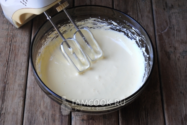 Соединить желтки с белками