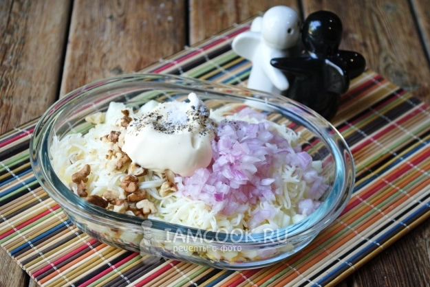 Положить майонез, соль и перец