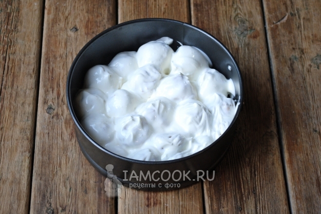 Положить на профитроли крем