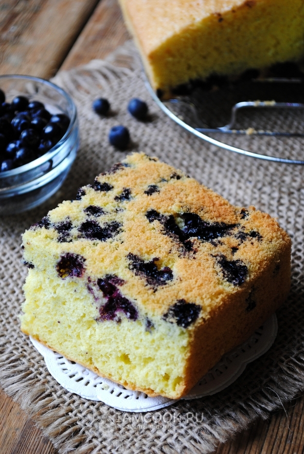 Рецепт бисквитного пирога с черникой