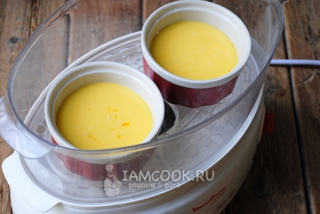 Поставить формочки в пароварку