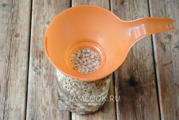 Залить смородину сладкой водой