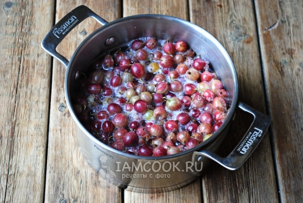 Вскипятить воду с крыжовником