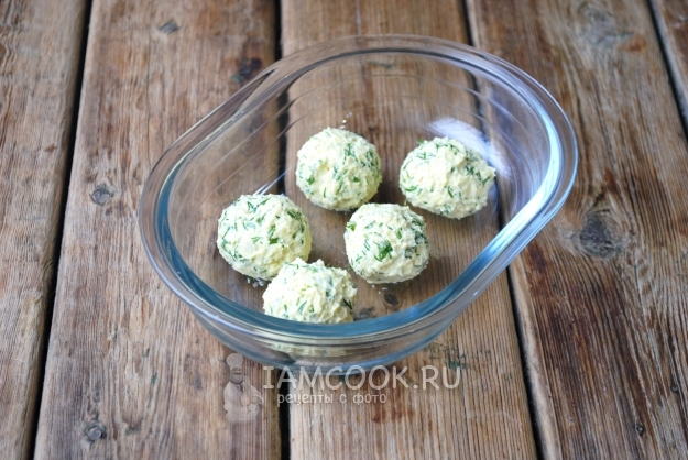 Скатать из желтковой смеси шарики