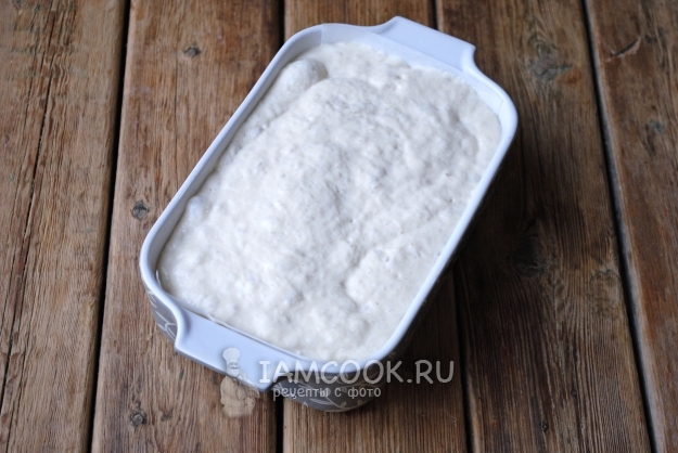 Выложить тесто в форму