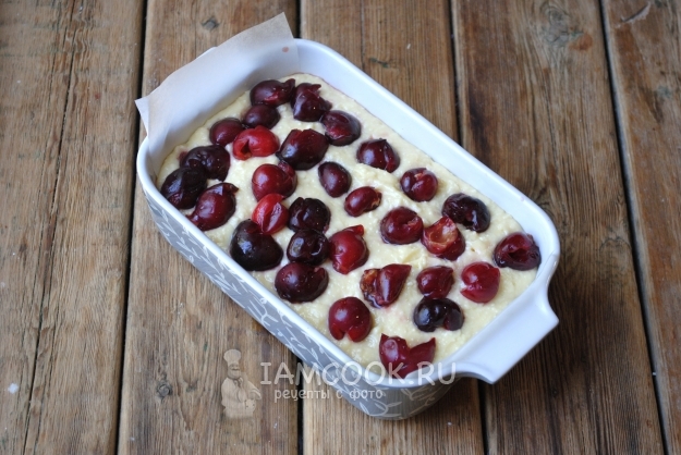 Положить на тесто ягоды черешни