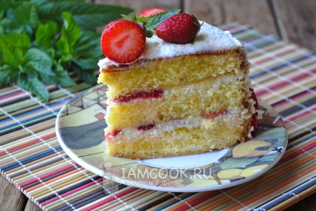 Фото клубничного торта с творожным кремом (бисквитный)
