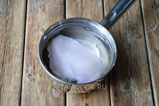 Положить куриное филе в воду