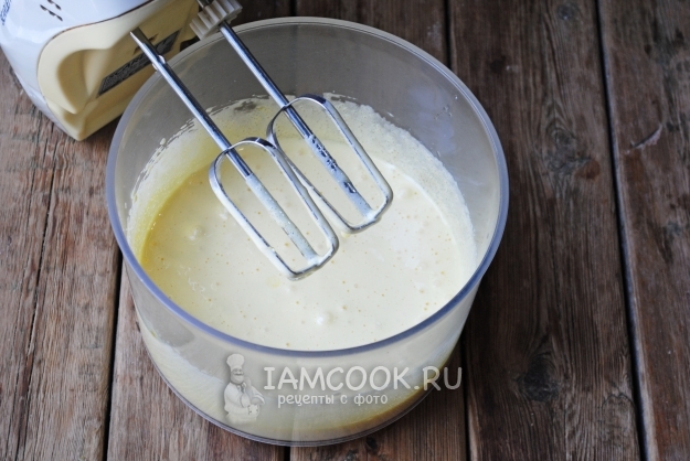 Взбить яйца с сахаром