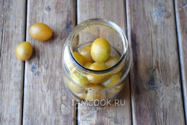 Положить сливы в банку