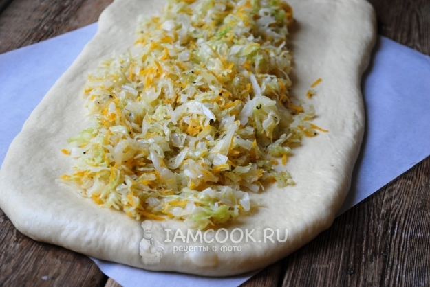 Положить на тесто жареные овощи