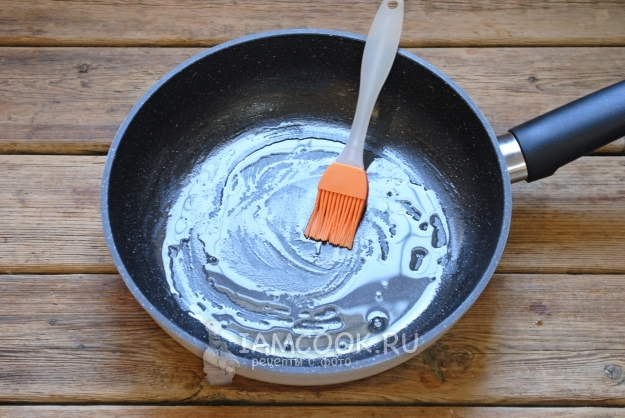 Смазать сковороду маслом