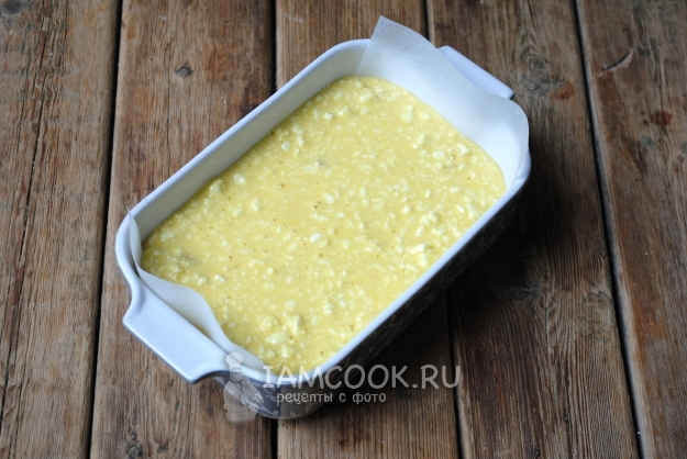Выложить творожное тесто в форму