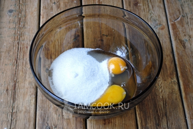 Соединить яйца и сахар
