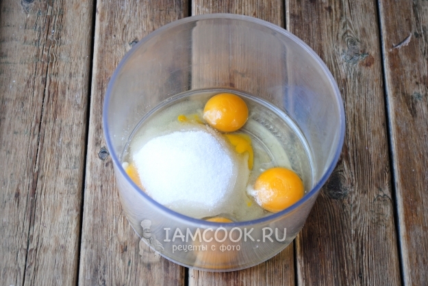 Соединить яйца с сахаром