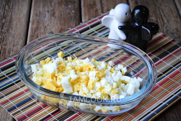 Порезать яйца