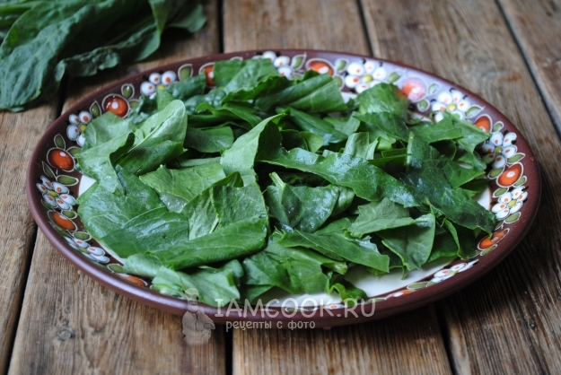 Положить щавель на тарелку