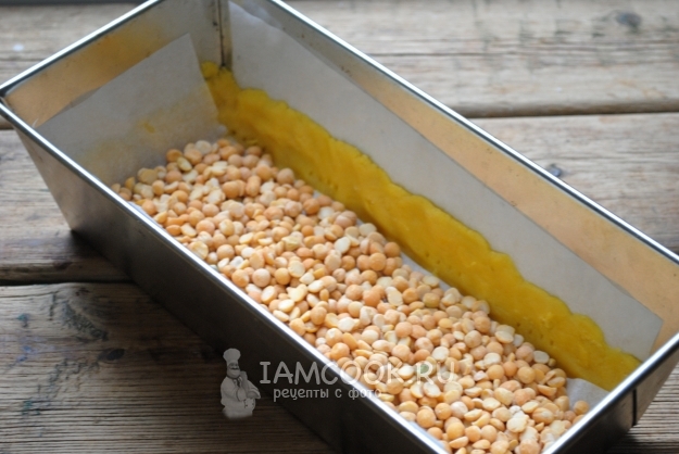 Положить на тесто горох