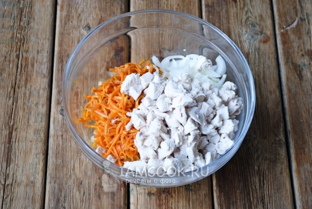 Положить куриное филе