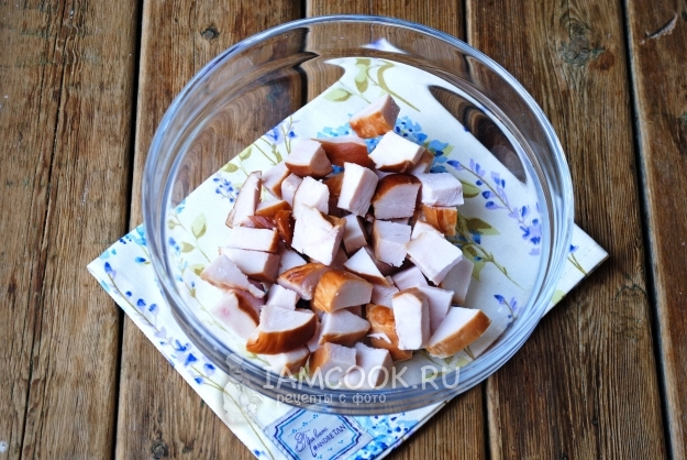 Порезать копченую курицу