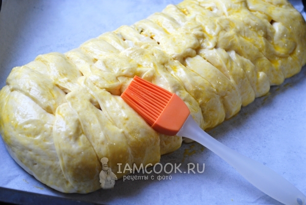 Смазать тесто яйцом