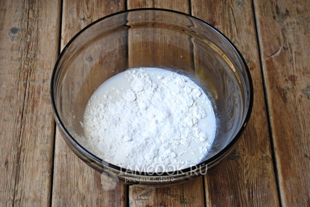 Соединить молоко и муку