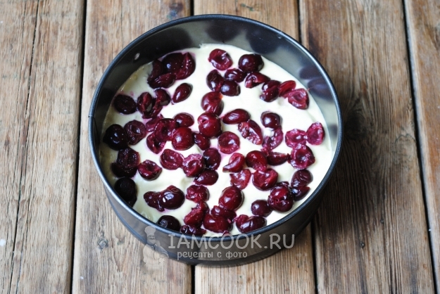 Положить вишню на тесто