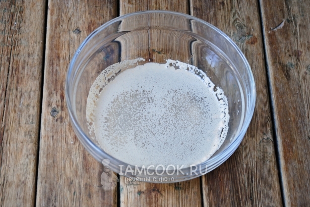 Всыпать в воду дрожжи