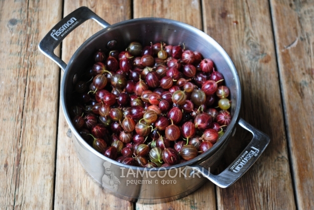 Положить крыжовник в кастрюлю