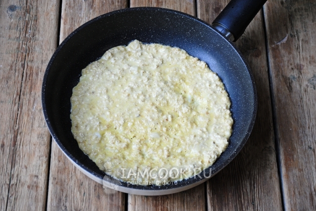 Положить тесто на сковороду