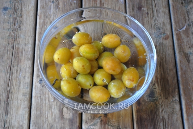 Помыть сливы