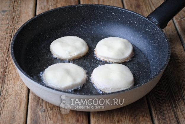 Положить пирожки на сковороду