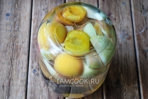 Фото компота с яблоками, сливами и персиками на зиму