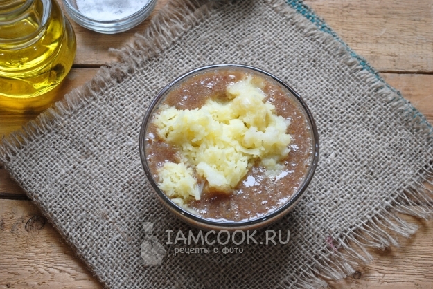 Добавить лук и картофель