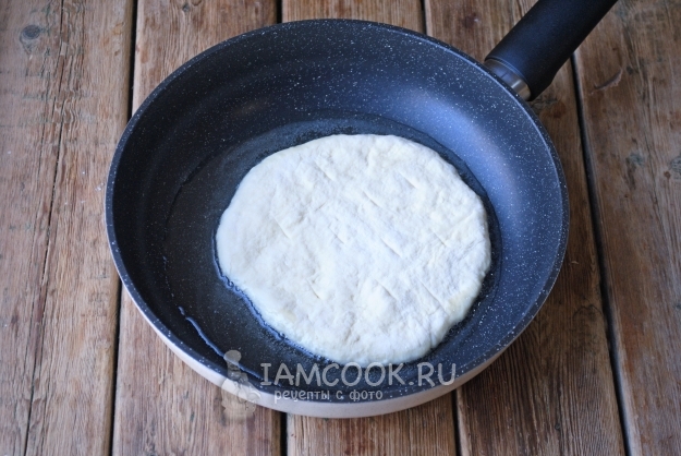 Положить тесто на сковороду