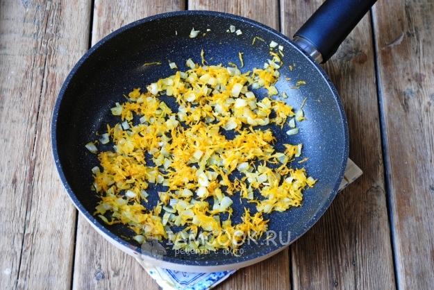 Обжарить лук с морковью