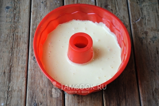 Перелить тесто в форму