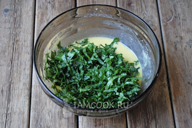 Положить зелень в тесто